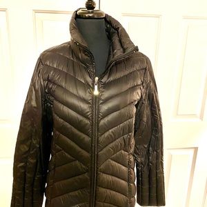 Ellen Tracy black puffer. Excellent condition travel/storage bag. Size: Large